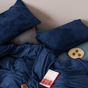 FLXXIE 2 Pack Standard Zipped Velvet Pillowcases, Soft and Cozy Solid Decorative Pillow Cases with Hidden Zipper for Bedroom, Sofa, Couch, 20×26 Inches, Navy Blue