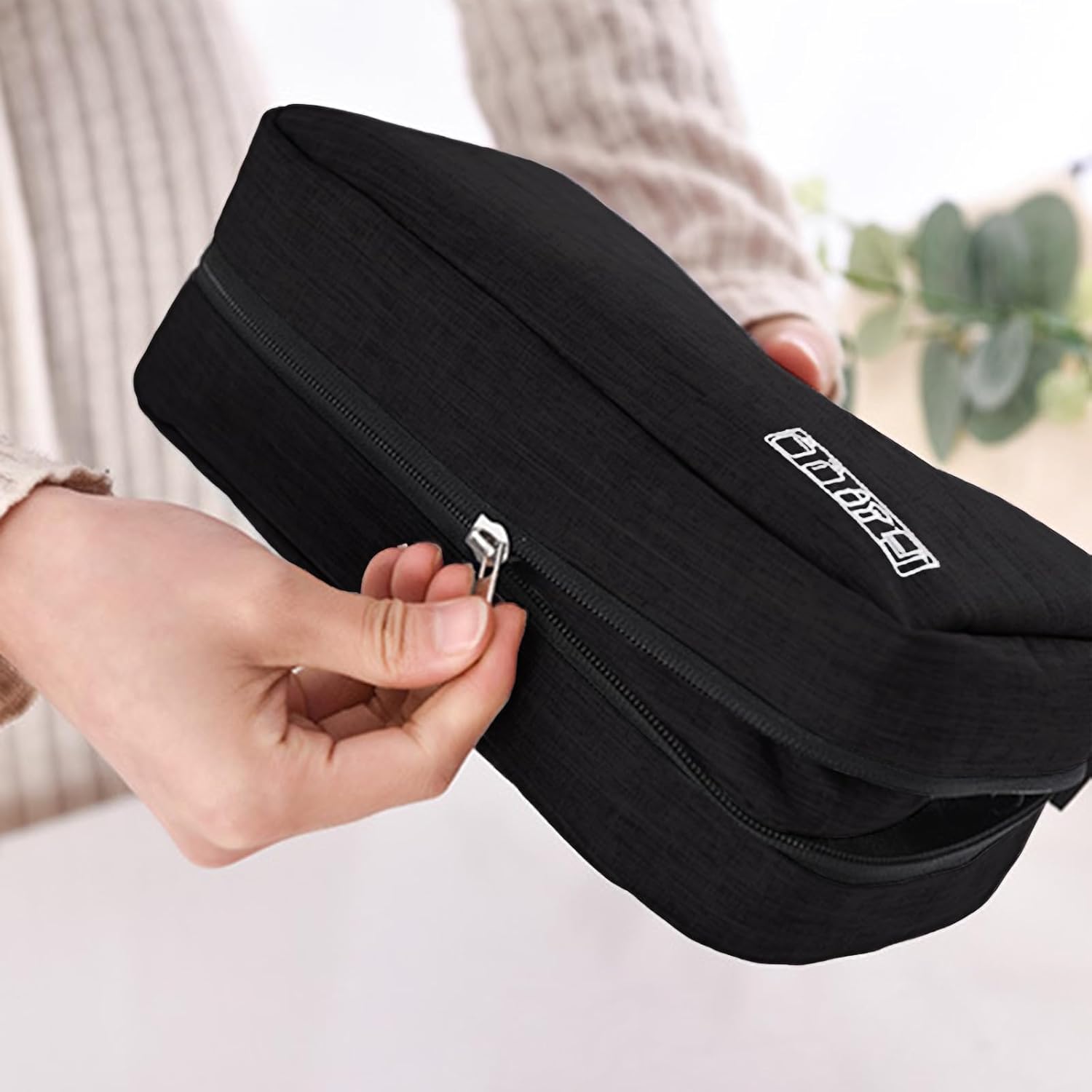 Travel toilet bag is used to store toiletries, with a large capacity storage hanging toilet bag (Black) - Image 3
